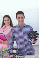 contento adolescenti gruppo nel scuola foto