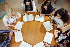 contento adolescenti gruppo nel scuola foto