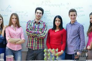 contento adolescenti gruppo nel scuola foto