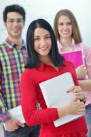 contento adolescenti gruppo nel scuola foto