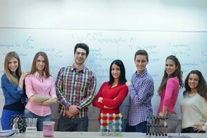 contento adolescenti gruppo nel scuola foto