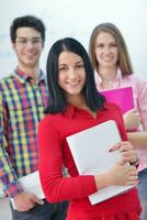 contento adolescenti gruppo nel scuola foto