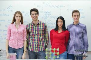 contento adolescenti gruppo nel scuola foto