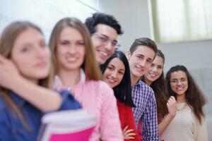 contento adolescenti gruppo nel scuola foto