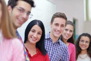 contento adolescenti gruppo nel scuola foto