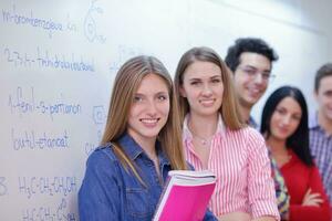 contento adolescenti gruppo nel scuola foto