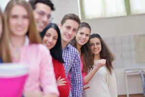 contento adolescenti gruppo nel scuola foto