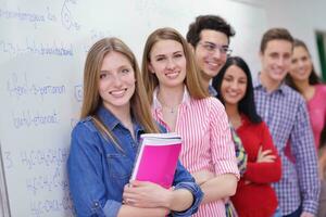 contento adolescenti gruppo nel scuola foto