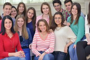 contento adolescenti gruppo nel scuola foto