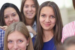 contento adolescenti gruppo nel scuola foto