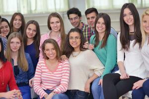 contento adolescenti gruppo nel scuola foto