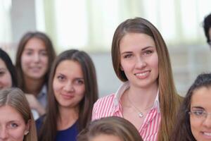 contento adolescenti gruppo nel scuola foto