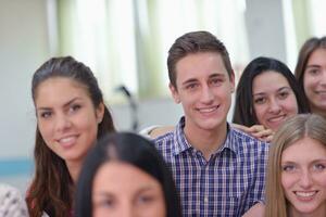 contento adolescenti gruppo nel scuola foto