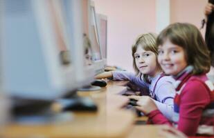 esso formazione scolastica con bambini nel scuola foto