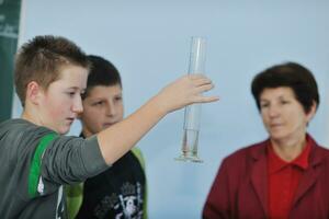 scienza e chimica classi a scuola foto