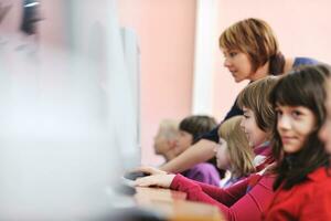 esso formazione scolastica con bambini nel scuola foto