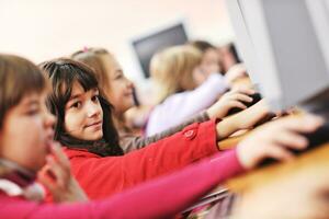 esso formazione scolastica con bambini nel scuola foto