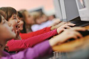 esso formazione scolastica con bambini nel scuola foto