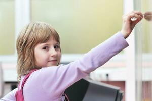 contento scuola ragazza su matematica classi foto