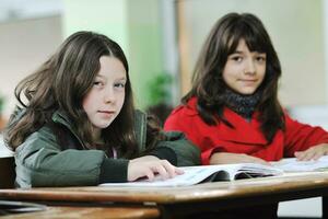 contento bambino nel scolarizzato avere divertimento e apprendimento locazioni foto