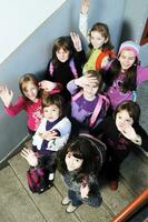 contento bambini gruppo nel scuola foto