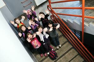 contento bambini gruppo nel scuola foto