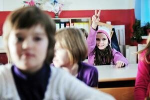 contento bambini con insegnante nel scuola aula foto