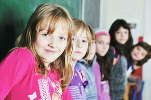 contento bambini gruppo nel scuola foto