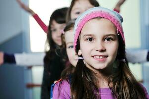 contento bambini gruppo nel scuola foto