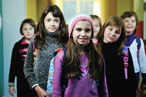 contento bambini gruppo nel scuola foto