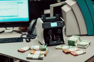 smistato banconote posto su il tavolo dopo esso è contato su il elettronico i soldi conteggio macchina foto