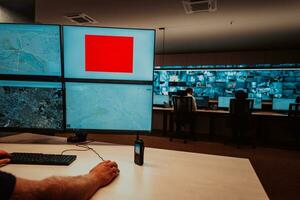 maschio sicurezza operatore Lavorando nel un' dati sistema controllo camera uffici tecnico operatore Lavorando a stazione di lavoro con multiplo mostra, sicurezza guardia Lavorando su multiplo monitor maschio computer musica lirica foto