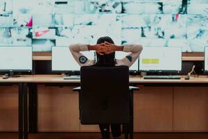 femmina sicurezza operatore Lavorando nel un' dati sistema controllo camera uffici tecnico operatore Lavorando a stazione di lavoro con multiplo mostra, sicurezza guardia Lavorando su multiplo monitor foto