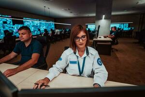 femmina sicurezza operatore Lavorando nel un' dati sistema controllo camera uffici tecnico operatore Lavorando a stazione di lavoro con multiplo mostra, sicurezza guardia Lavorando su multiplo monitor foto