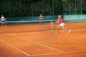 ragazza giocando tennis all'aperto foto