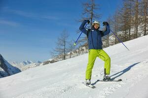 sciare sulla neve fresca nella stagione invernale in una bella giornata di sole foto