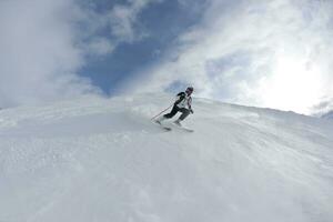 sciare sulla neve fresca nella stagione invernale in una bella giornata di sole foto