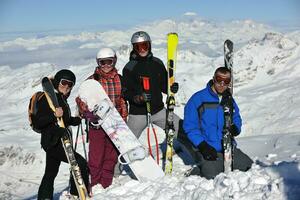 persone gruppo su neve a inverno stagione foto