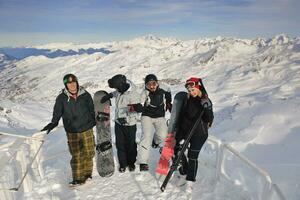 persone gruppo su neve a inverno stagione foto