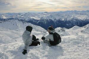 persone gruppo su neve a inverno stagione foto