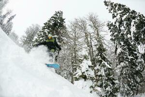 snowboarder su neve fresca e profonda foto