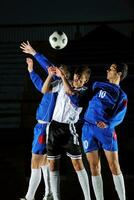 calciatori in azione per la palla foto