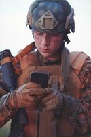 soldato utilizzando inteligente Telefono foto