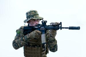 soldato nel azione mirando laser vista ottica foto