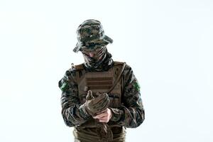 avvicinamento di soldato mani mettendo protettivo battaglia guanti foto
