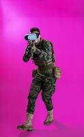 soldato nel battaglia utilizzando virtuale la realtà bicchieri foto