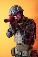 soldato nel azione mirando laser vista ottica giallo sfondo foto