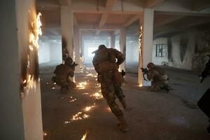 militare truppe nel azione urbano ambiente foto