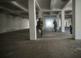 militare truppe nel azione urbano ambiente foto