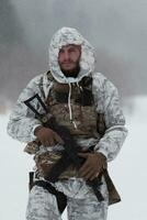 inverno guerra nel il artico montagne. operazione nel freddo condizioni.soldato nel inverno mimetizzato uniforme nel moderno guerra esercito su un' neve giorno su foresta campo di battaglia con un' fucile. selettivo messa a fuoco foto